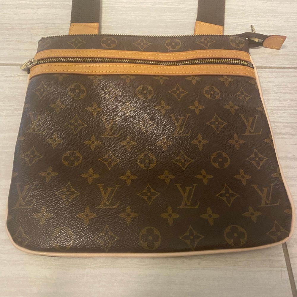 Faux Louis Vuitton
Bosphore Pochette Monogram